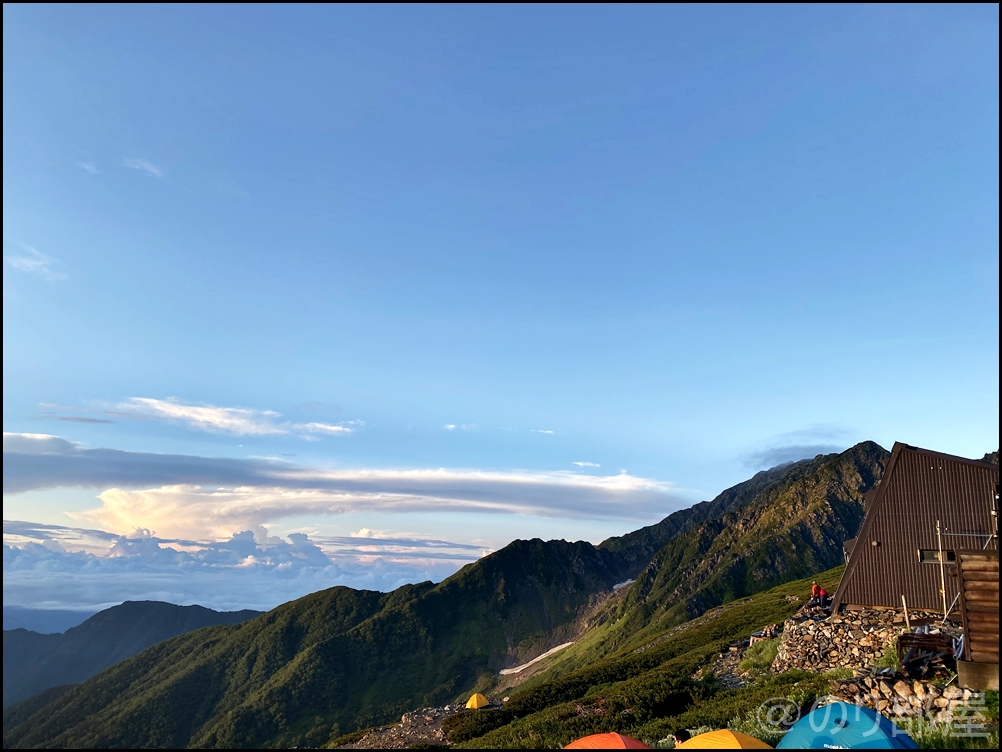 北岳山荘に泊まって見た朝日が最高にキレイだった！【登山初心者】 北岳に初心者が登ってきました！富士山よりも難易度が高くて危険な場所も！