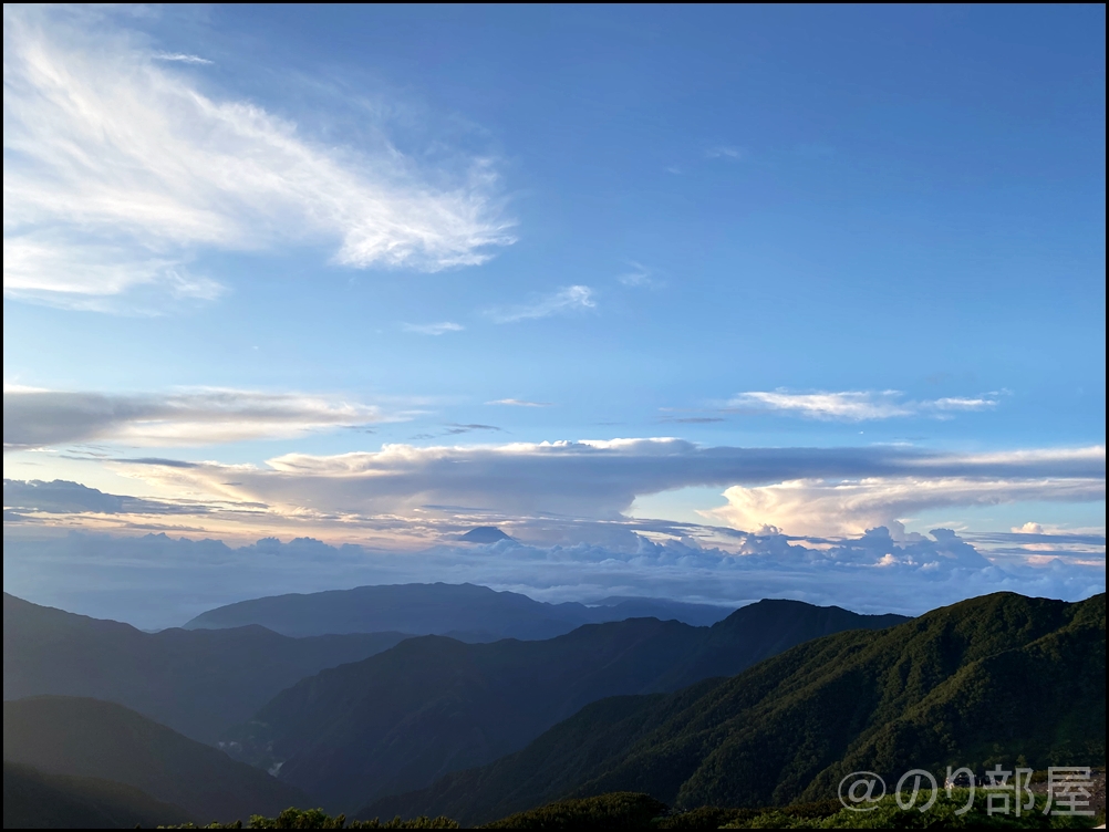 北岳山荘に泊まって見た朝日が最高にキレイだった！【登山初心者】 北岳に初心者が登ってきました！富士山よりも難易度が高くて危険な場所も！