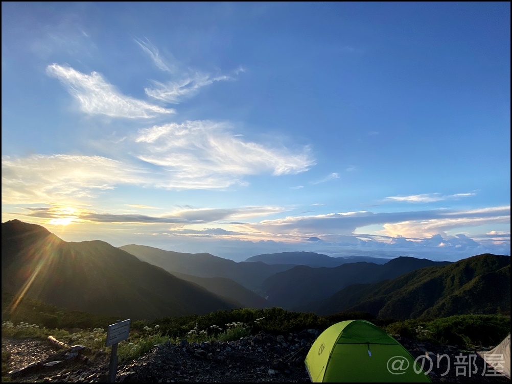 北岳山荘に泊まって見た朝日が最高にキレイだった！【登山初心者】 北岳に初心者が登ってきました！富士山よりも難易度が高くて危険な場所も！