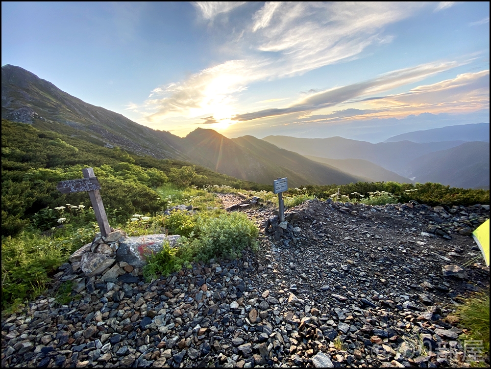 北岳山荘に泊まって見た朝日が最高にキレイだった！【登山初心者】 北岳に初心者が登ってきました！富士山よりも難易度が高くて危険な場所も！