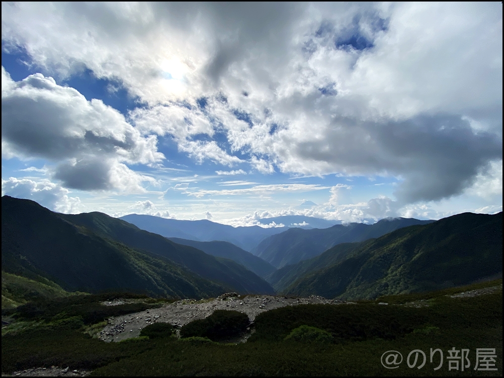 北岳山荘に泊まって見た朝日が最高にキレイだった！【登山初心者】 北岳に初心者が登ってきました！富士山よりも難易度が高くて危険な場所も！