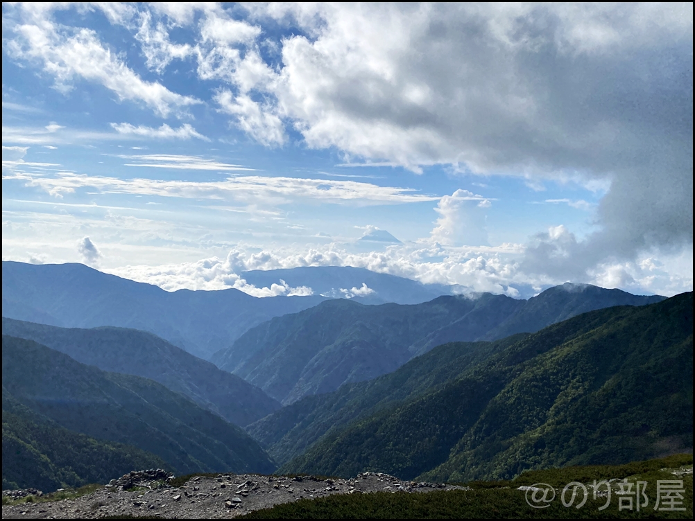 北岳山荘に泊まって見た朝日が最高にキレイだった！【登山初心者】 北岳に初心者が登ってきました！富士山よりも難易度が高くて危険な場所も！