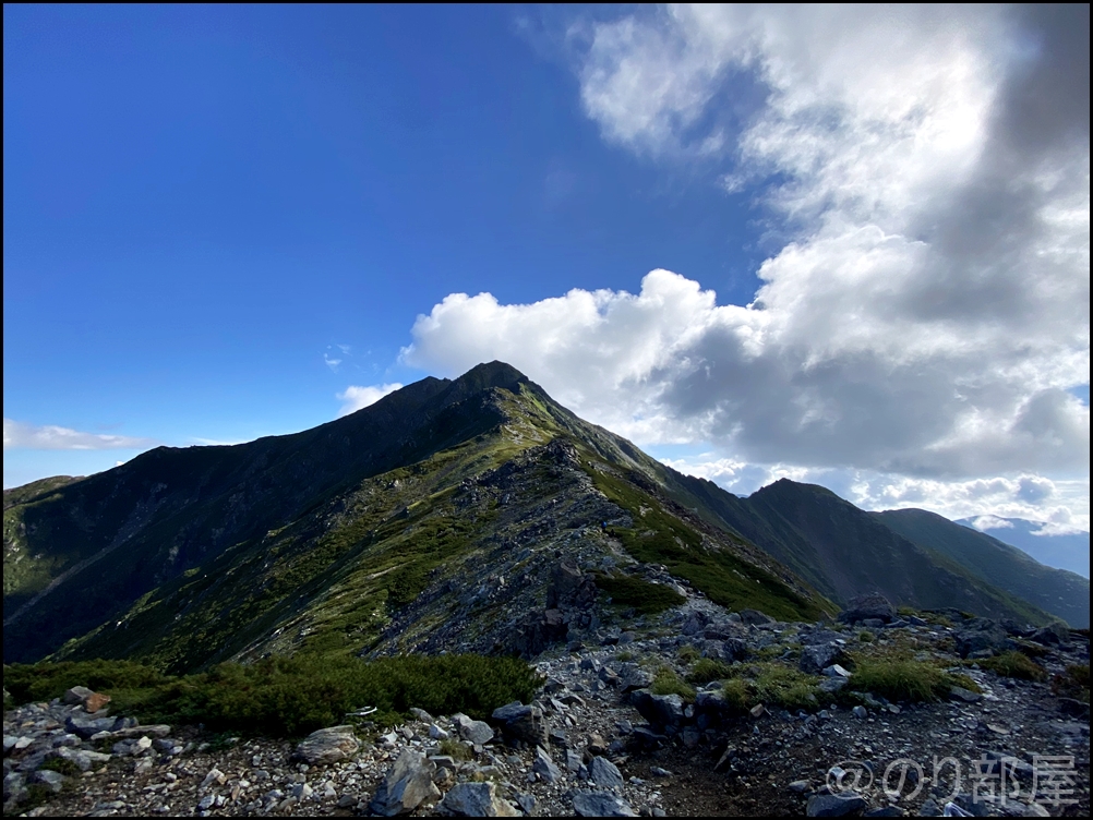 北岳で夢の稜線歩きができた！！ 日本一高い稜線歩きで初心者登山者は感動！ 北岳に初心者が登ってきました！富士山よりも難易度が高くて危険な場所も！