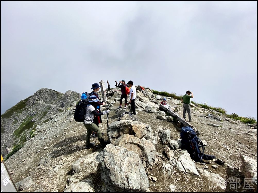 北岳(3193ｍ)にようやく登頂！ 北岳に初心者が登ってきました！富士山よりも難易度が高くて危険な場所も！