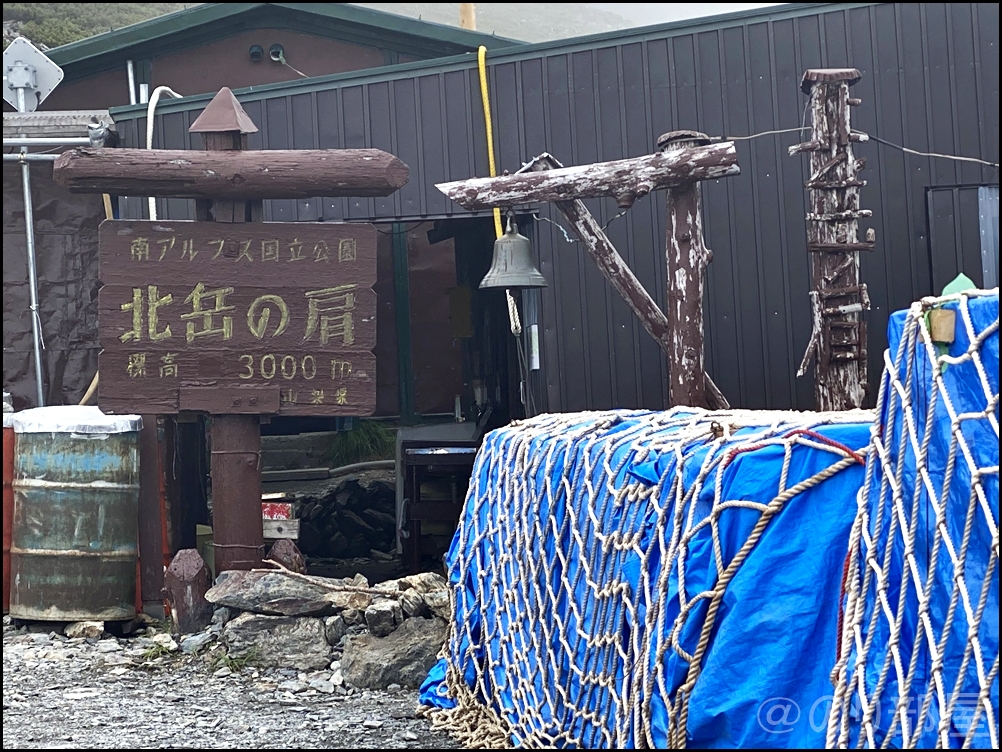 肩の小屋。北岳下山。途中でライチョウ(雷鳥)の親子にも出会えました！ 北岳に初心者が登ってきました！富士山よりも難易度が高くて危険な場所も！