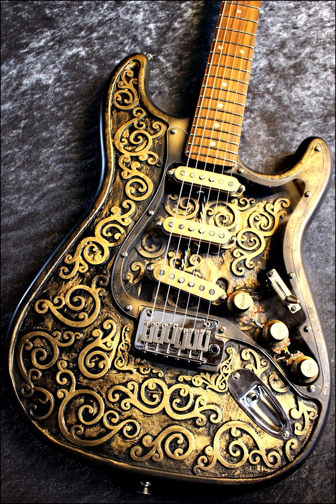 スチームパンク感のあるギターが超カッコイイ!Martper Guitarsの見た目の強さがオススメ！ Martper Guitars Stratocaster Type Custom Made Model " Gold Glam"