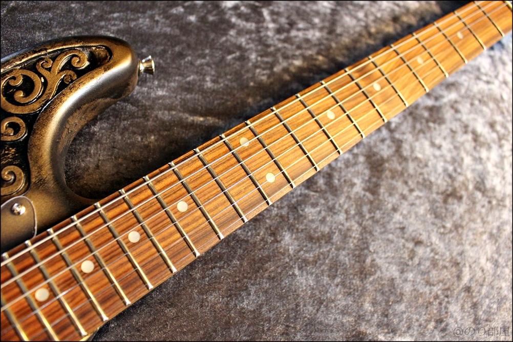 スチームパンク感のあるギターが超カッコイイ!Martper Guitarsの見た目の強さがオススメ！ Martper Guitars Stratocaster Type Custom Made Model " Gold Glam"