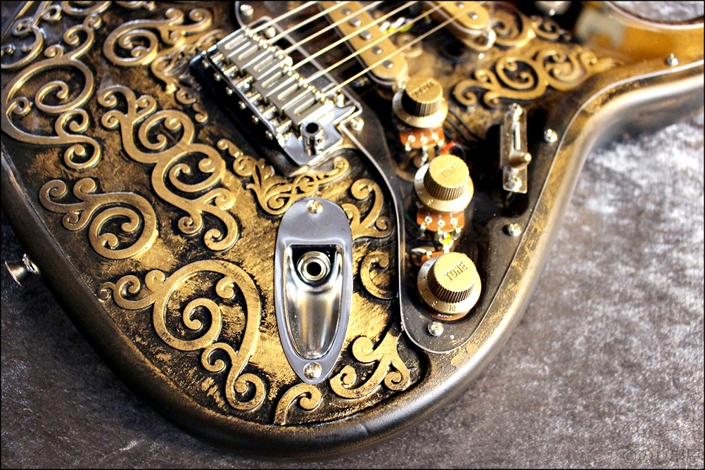 スチームパンク感のあるギターが超カッコイイ!Martper Guitarsの見た目の強さがオススメ！ Martper Guitars Stratocaster Type Custom Made Model " Gold Glam"