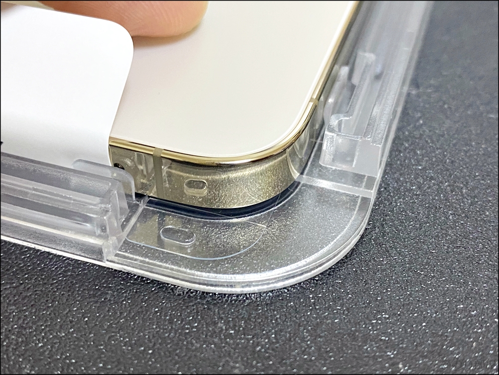 iPhone 13 Proのオススメの保護フィルム「｢Spigen EZ Fit ガラスフィルム｣」の取り付けキットにスマホを置いてみるiPhone 13 Proのオススメのガラスフィルム!｢Spigen EZ Fit ガラスフィルム｣が簡単に付けれてズレなくて画面にキズも付かなくてクリアで最強最高の保護フィルム!