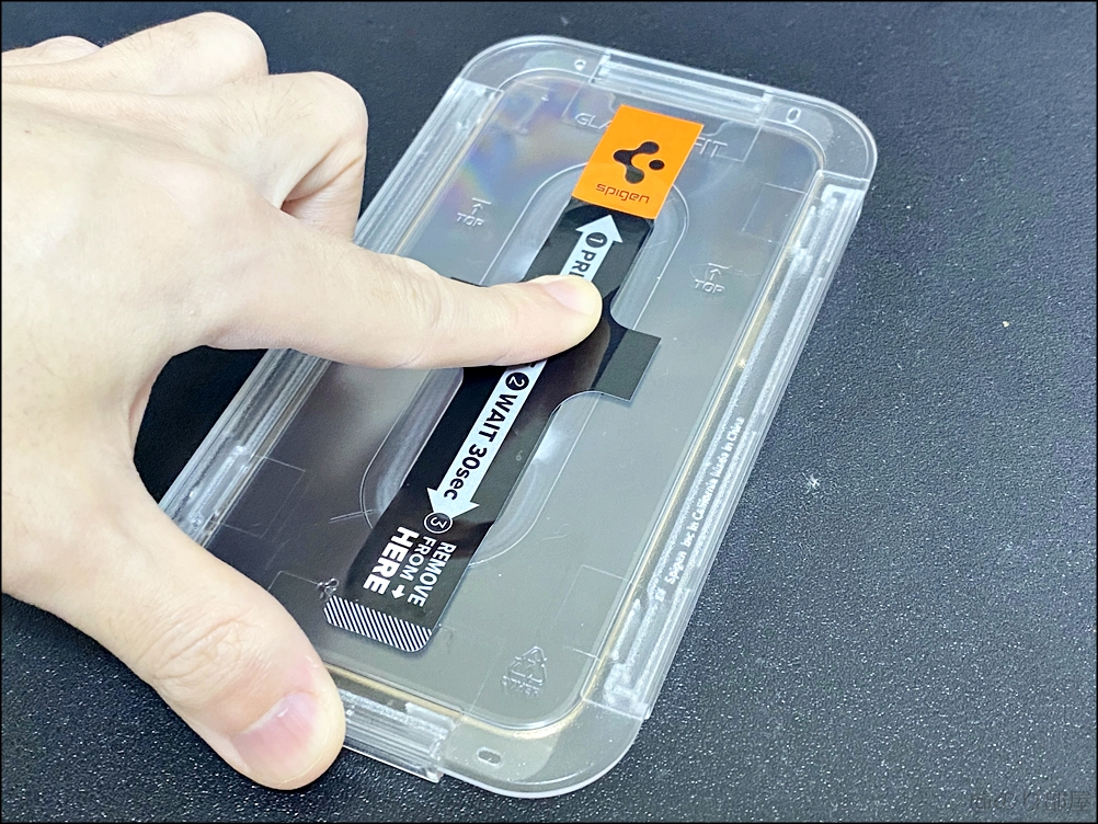 iPhone 13 Proのオススメの保護フィルム｢Spigen EZ Fit ガラスフィルム｣の裏のシールを剥がして指でさするiPhone 13 Proのオススメのガラスフィルム!｢Spigen EZ Fit ガラスフィルム｣が簡単に付けれてズレなくて画面にキズも付かなくてクリアで最強最高の保護フィルム!