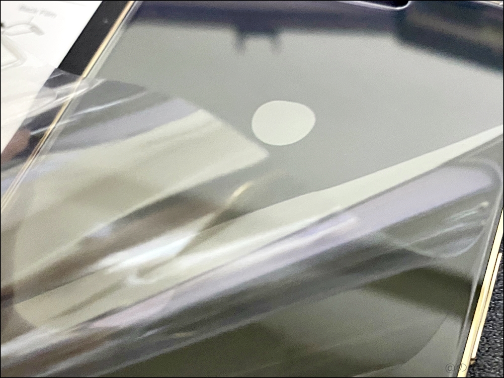 iPhone 13 Proのオススメの保護フィルム｢Spigen EZ Fit ガラスフィルム｣の表のシートを剥がしてシール装着完了！iPhone 13 Proのオススメのガラスフィルム!｢Spigen EZ Fit ガラスフィルム｣が簡単に付けれてズレなくて画面にキズも付かなくてクリアで最強最高の保護フィルム!