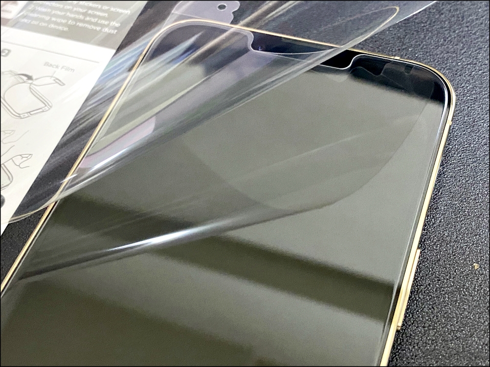 iPhone 13 Proのオススメの保護フィルム｢Spigen EZ Fit ガラスフィルム｣の表のシートを剥がしてシール装着完了！iPhone 13 Proのオススメのガラスフィルム!｢Spigen EZ Fit ガラスフィルム｣が簡単に付けれてズレなくて画面にキズも付かなくてクリアで最強最高の保護フィルム!