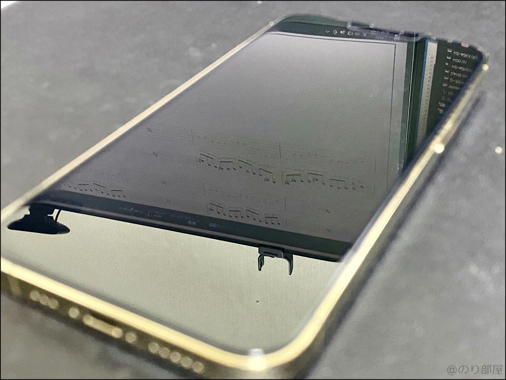 iPhone 13 Proのオススメの保護フィルム｢Spigen EZ Fit ガラスフィルム｣を貼り付けたスマホ。iPhone 13 Proのオススメのガラスフィルム!｢Spigen EZ Fit ガラスフィルム｣が簡単に付けれてズレなくて画面にキズも付かなくてクリアで最強最高の保護フィルム!