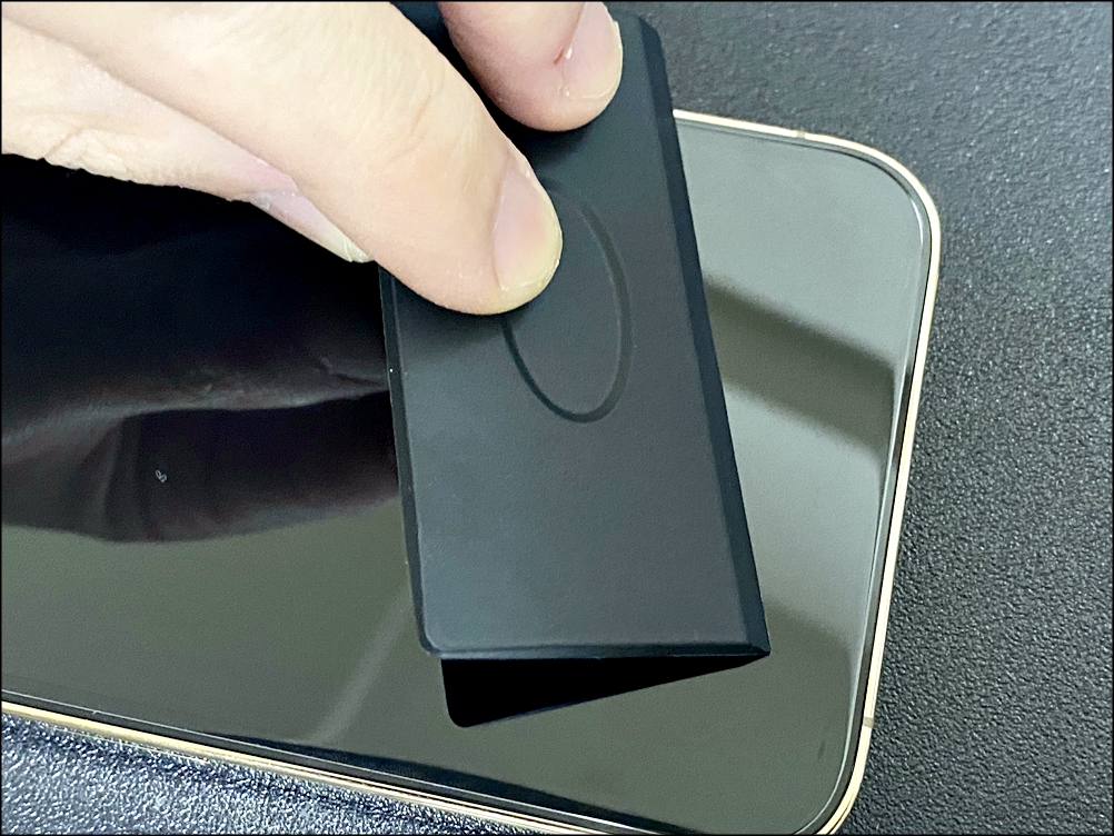 iPhone 13 Proのオススメの保護フィルム｢Spigen EZ Fit ガラスフィルム｣を貼ったあとにフチの空気を抜いて最強にする！iPhone 13 Proのオススメのガラスフィルム!｢Spigen EZ Fit ガラスフィルム｣が簡単に付けれてズレなくて画面にキズも付かなくてクリアで最強最高の保護フィルム!
