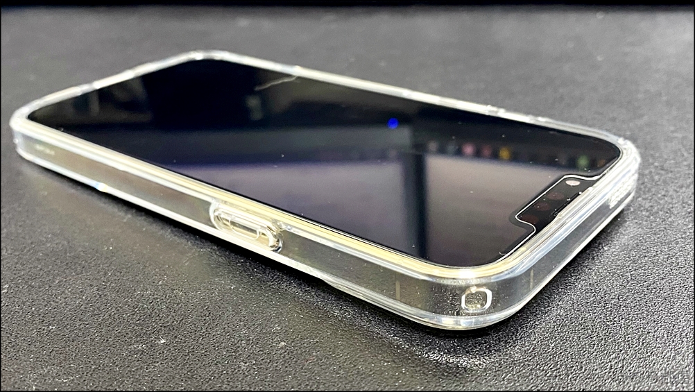 iPhone 13 Proのオススメケース｢Spigen ウルトラ・ハイブリッド 保護ケース(クリスタル・クリア)｣ の装着完成画像iPhone 13 Proのケースのオススメ!｢Spigen ウルトラ・ハイブリッド ACS03266 (クリスタル・クリア)｣が簡単に付けれてキズにも強くクリアで最強最高のバンパーケース･スマホケース