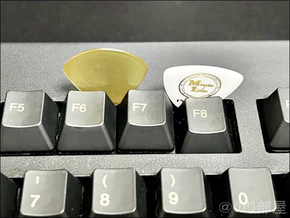 ギターピックのオススメの置き場所･保管方法はキーボードのキーに縦に刺す ギターピックのオススメの置き場所･保管方法。無くさない･邪魔にならない無料の場所