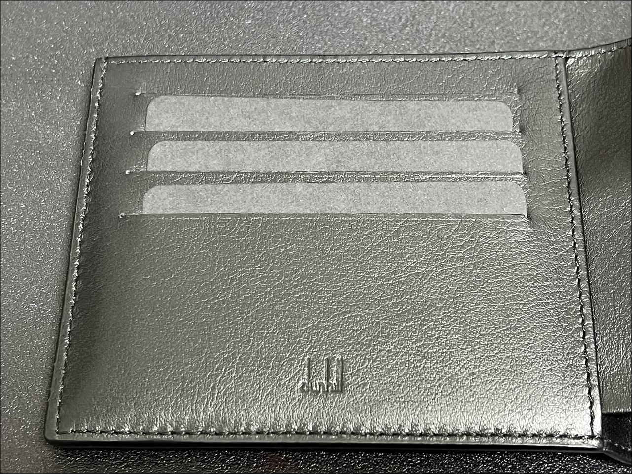 ダンヒルのサイフの中身は色々入る+内布がオシャレでカッコイイ 【Dunhill 財布】Dunhill(ダンヒル)の財布がカッコイイ！気になることもあるけど人気で評判なのも分かる良さ！【メンズ 二つ折り】