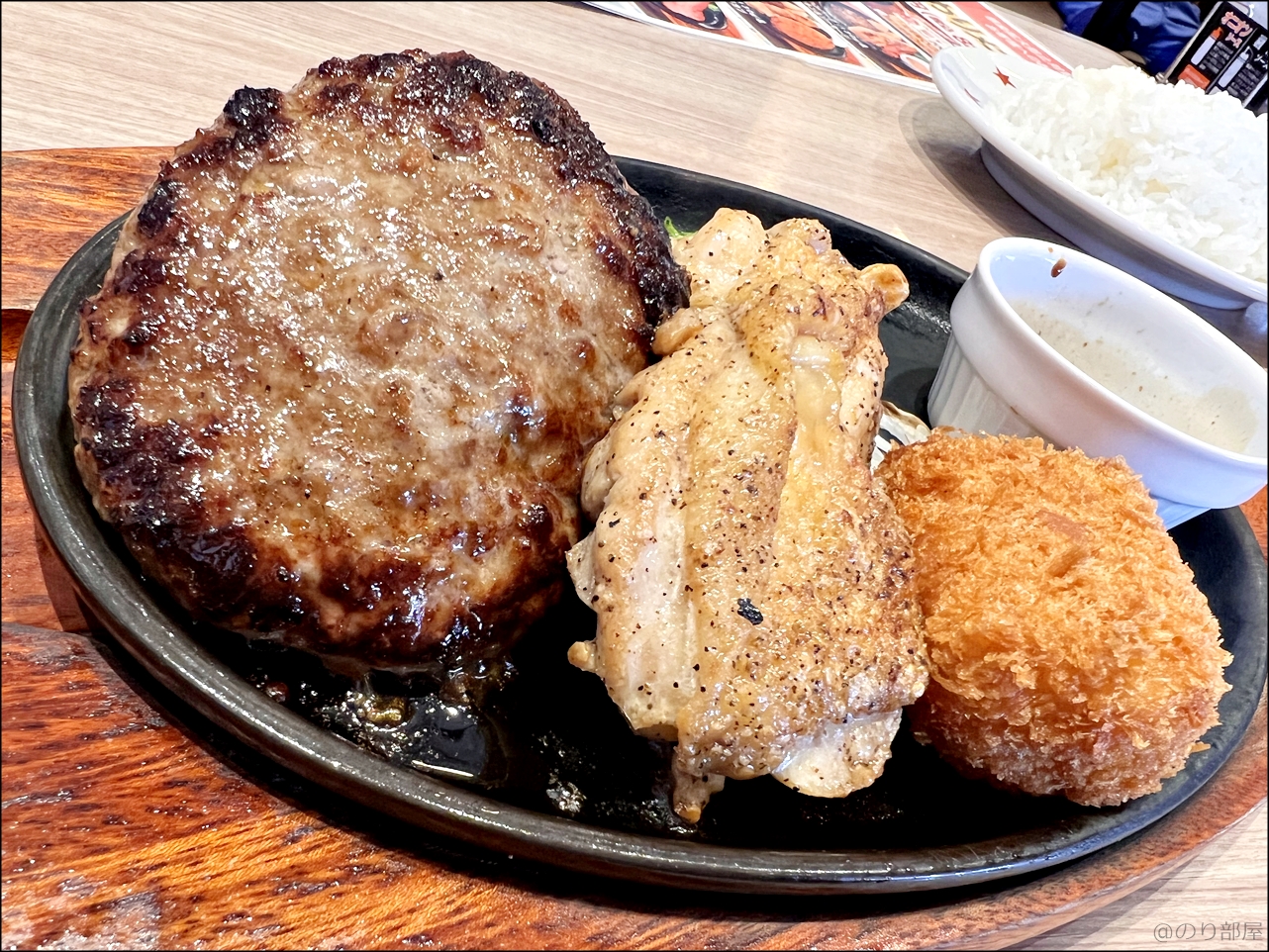 ステーキのどんのランチのハンバーグ(130g)、チキン、カニクリームコロッケがボリュームあってオススメ！ ステーキのどんのランチがお得!ライス･パン･スープがおかわり自由で1000円以内!
