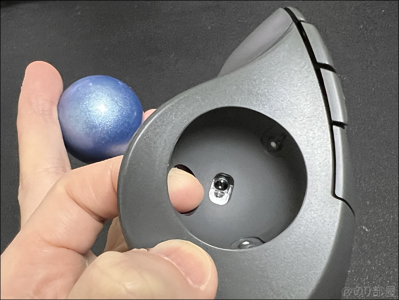 M575 トラックボールを指でボールを外す ロジクール M575のボールが指で外せるのがとても便利で最高！【トラックボール】【徹底解説】ロジクール「M575」VS「MX ERGO」の比較レビュー｡M575の問題発見!メリット･デメリットを紹介します！