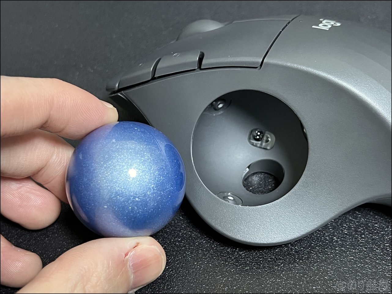 M575 トラックボールを指でボールを外す ロジクール M575のボールが指で外せるのがとても便利で最高！【トラックボール】【徹底解説】ロジクール「M575」VS「MX ERGO」の比較レビュー｡M575の問題発見!メリット･デメリットを紹介します！