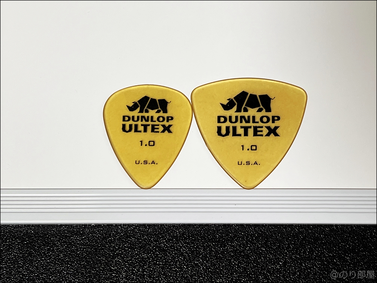 ジムダンロップ ULTEX ウルテム ティアドロップギターピックとJIM DUNLOP ( ジムダンロップ ) / ULTEX TRIANGLEピックのサイズ比較