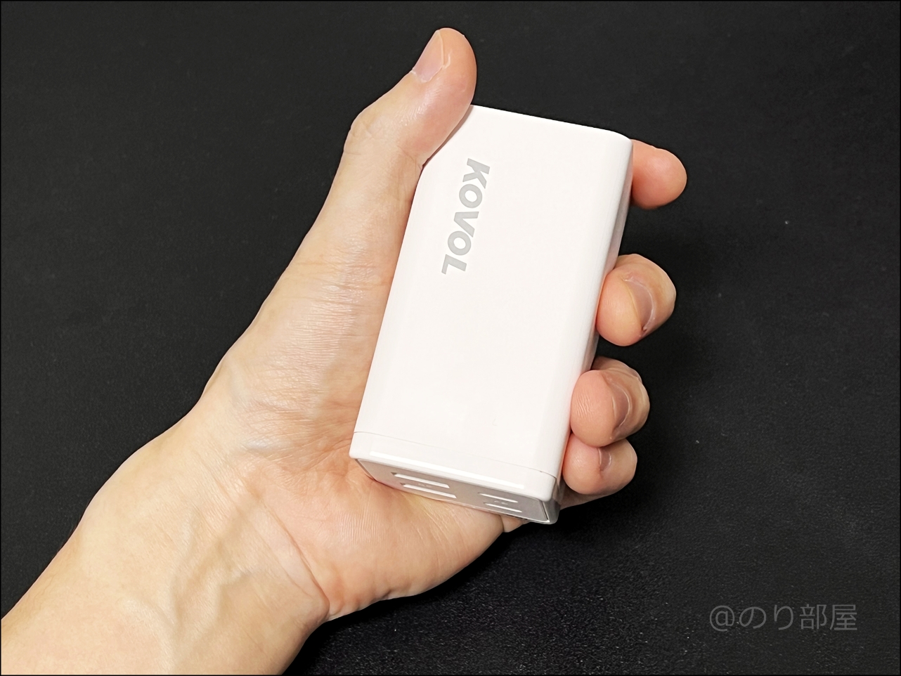 KOVOL USB充電器の大きさ・サイズは手のひらサイズ KOVOL USB充電器がスゴイ！スマホ･パソコン超速充電!120W+4個口で便利すぎるUSB-C,USB-A電源タップ！