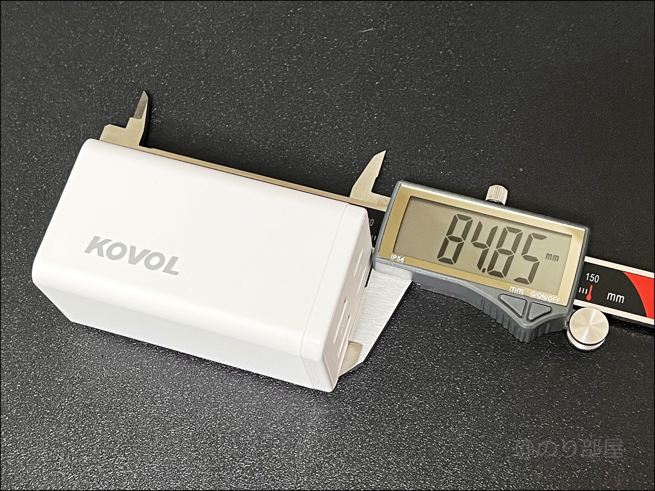 KOVOL USB充電器の大きさ・サイズは手のひらサイズ KOVOL USB充電器がスゴイ！スマホ･パソコン超速充電!120W+4個口で便利すぎるUSB-C,USB-A電源タップ！