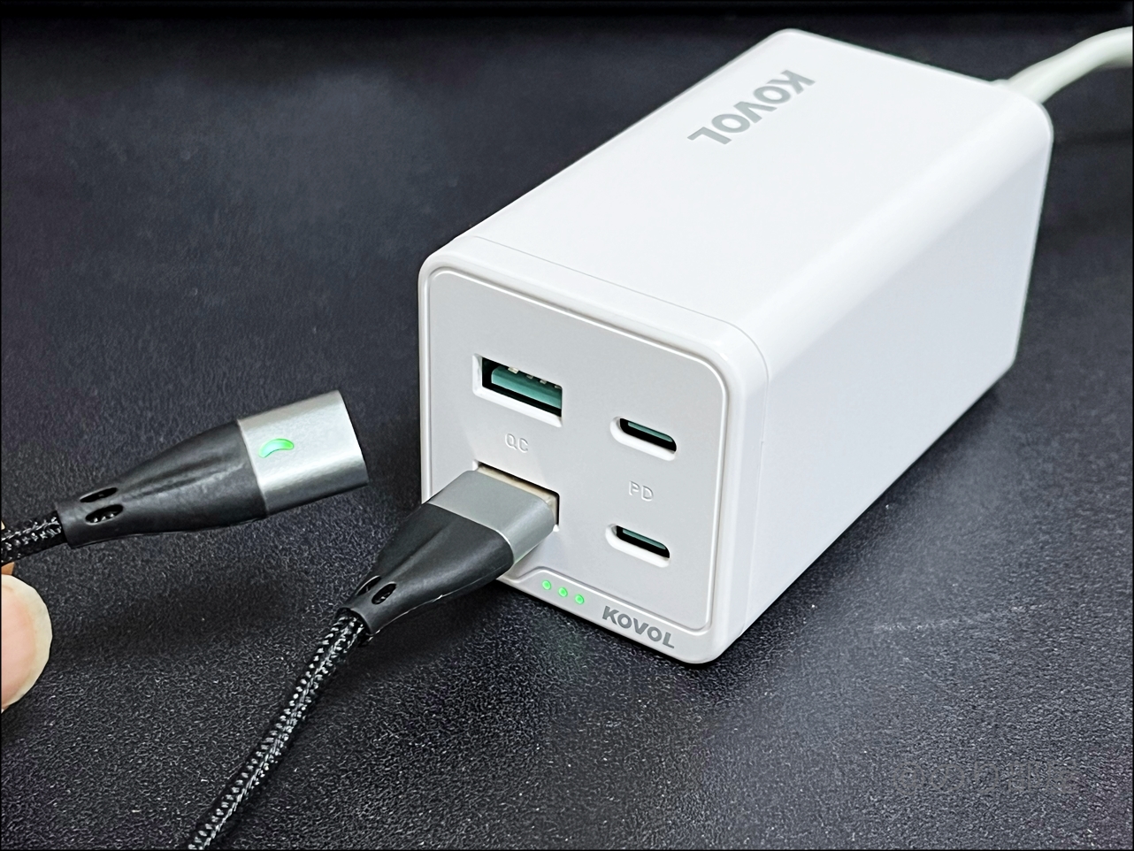 マグネット式USBケーブルでも充電可能 KOVOL USB充電器がスゴイ！スマホ･パソコン超速充電!120W+4個口で便利すぎるUSB-C,USB-A電源タップ！