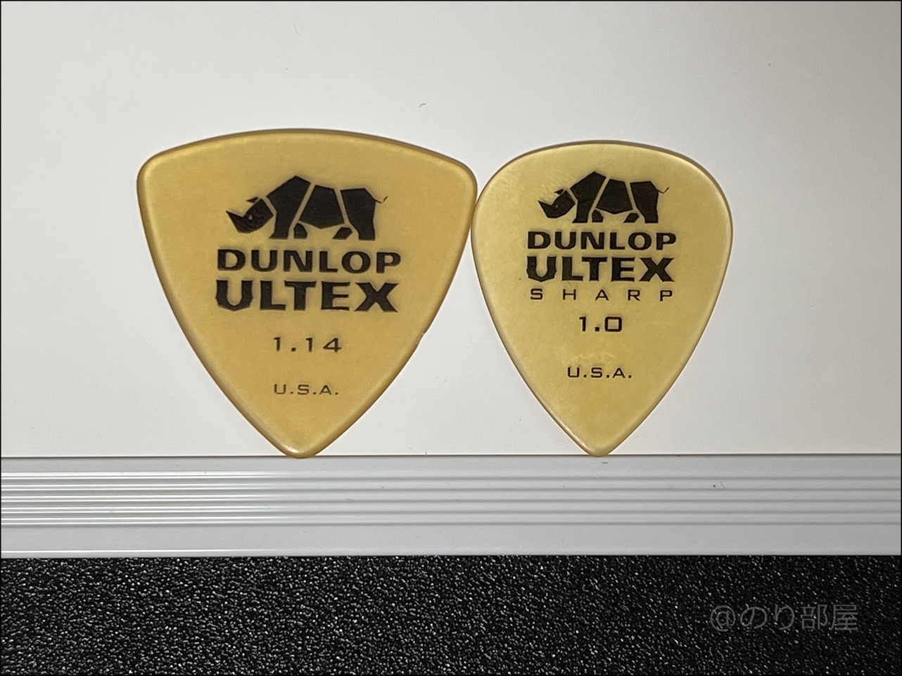 ジムダンロップ ULTEX ウルテム トライアングルギターピックとJIM DUNLOP ( ジムダンロップ ) / ULTEX SHARPピックのサイズ比較